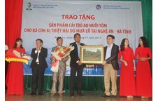 Vinh University and Sitto Vietnam Co., LTD gave gifts to flood victims in Nghe An and Ha Tinh 